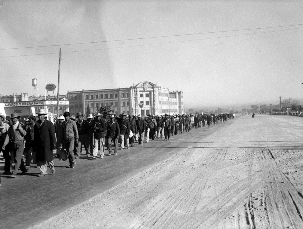 Marcha de Mineros hacia la Ciudad de México en 1951 pasando por Saltillo 1 Marcha de Mineros hacia la Ciudad de México en 1951 pasando por Saltillo 1