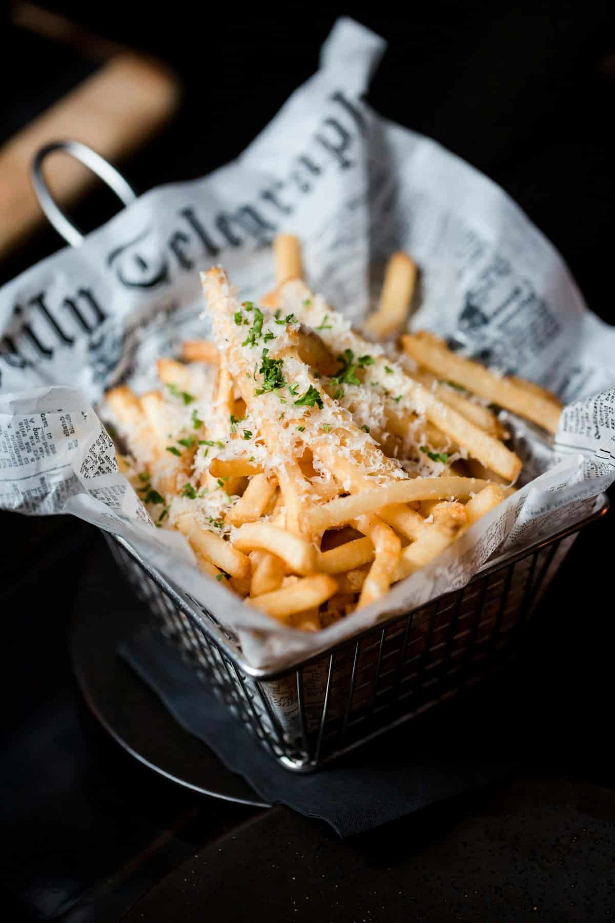 Las Papas Saltillo: cono de papas fritas con boneless y aderezos ilimitados 1 Papas fritas crujientes con boneless y aderezos en Saltillo, estilo Las Papas Saltillo