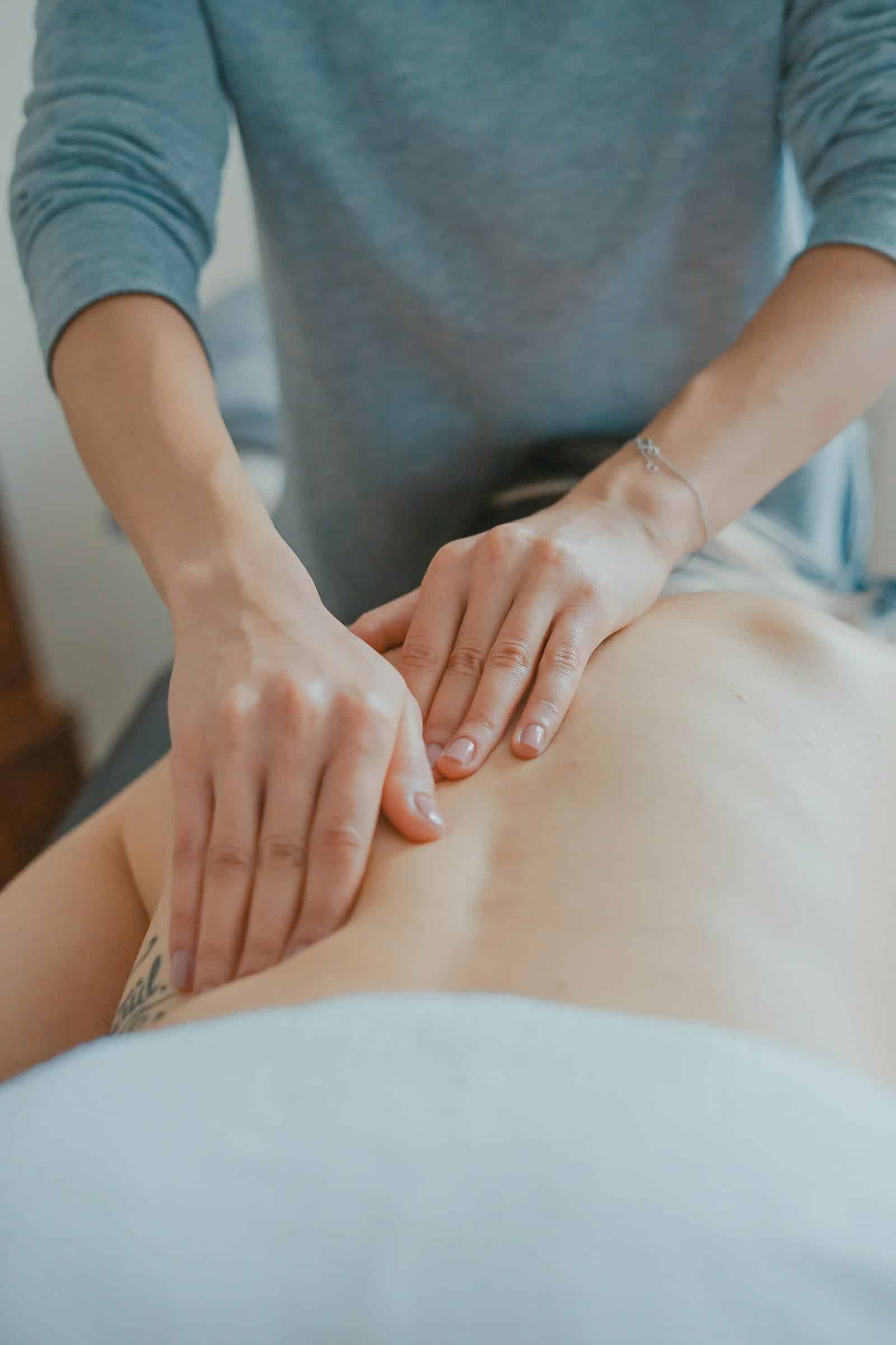 Terapeuta dando masaje de relajación en un spa en Saltillo, Coahuila