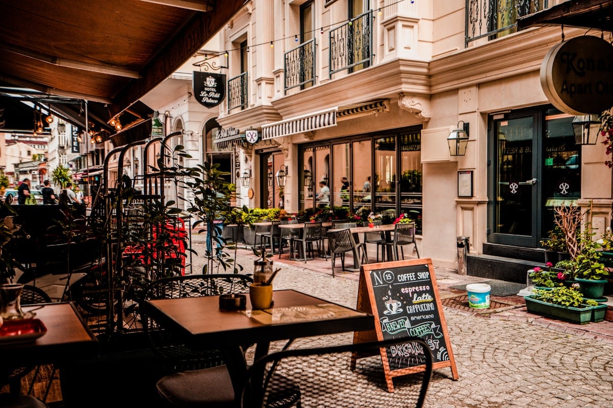 Café Viena en Saltillo: 65 años de tradición y las palomitas de ternera que todos recuerdan 1 Interior de restaurante tradicional mexicano, evocando el ambiente del Café Viena en Saltillo