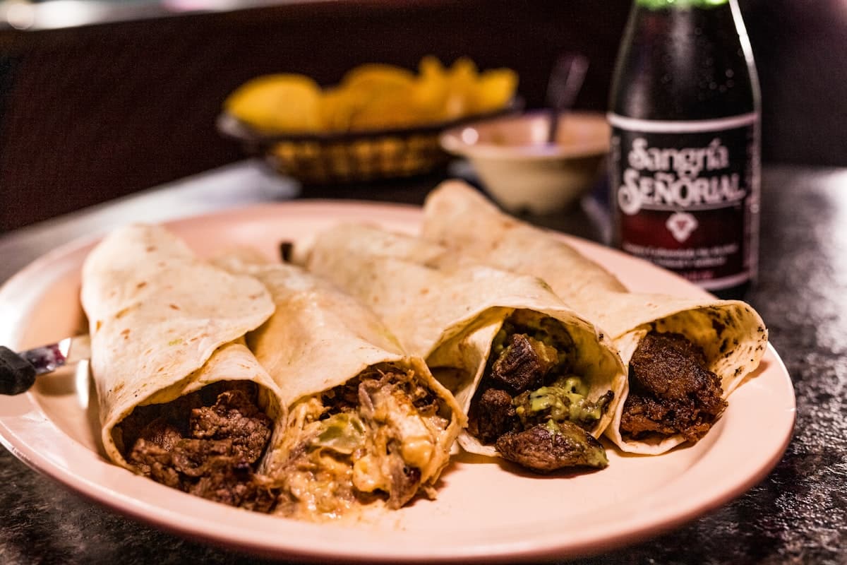 Burritos Toby en Saltillo: la tradición norteña desde 1968 2 Burritos al estilo norteño con distintos guisos, al estilo de Burritos Toby en Saltillo