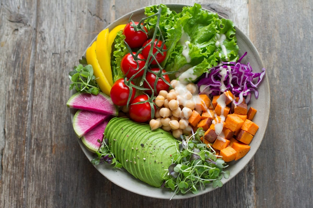 Super Salads Saltillo: 3 Sucursales, Menú, Teléfonos y Horarios 1 Ensalada fresca con vegetales coloridos y aderezo — Super Salads restaurante saludable Saltillo