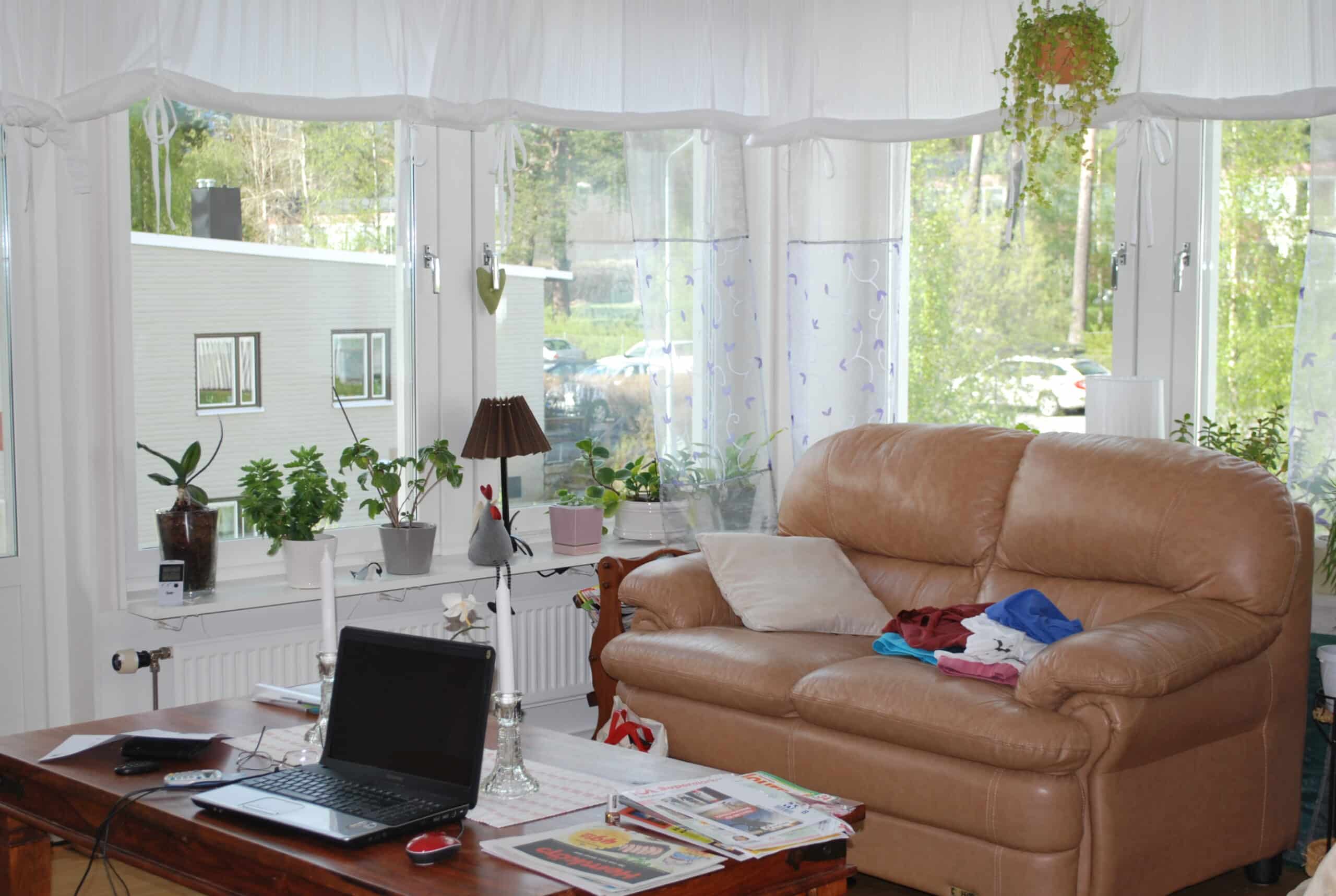 Sala amueblada moderna con sofá y mesa de centro — Mueblería La Bodega Saltillo