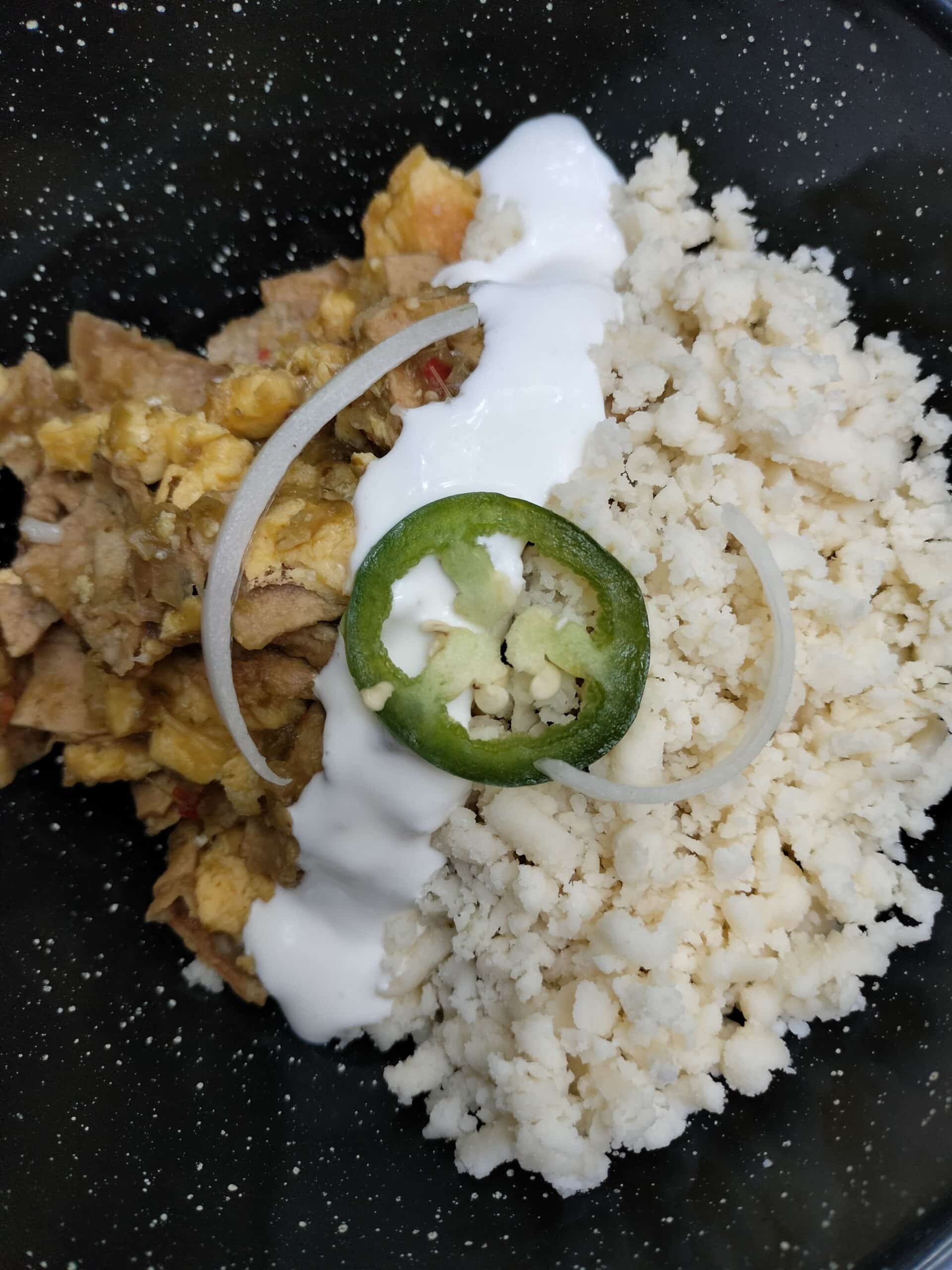 Desayuno mexicano con chilaquiles y café de olla — Los Compadres Saltillo restaurante ícono desde 1985