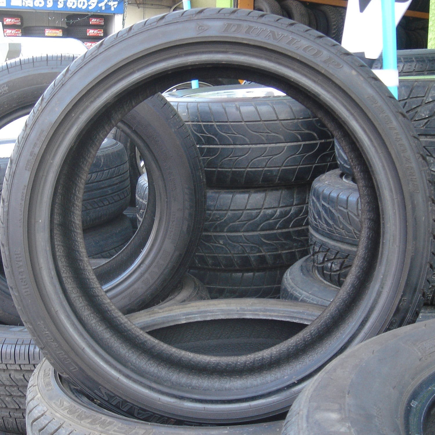 Llantas de automóvil en una llantera — Renovadora de Llantas Reforma Saltillo servicio