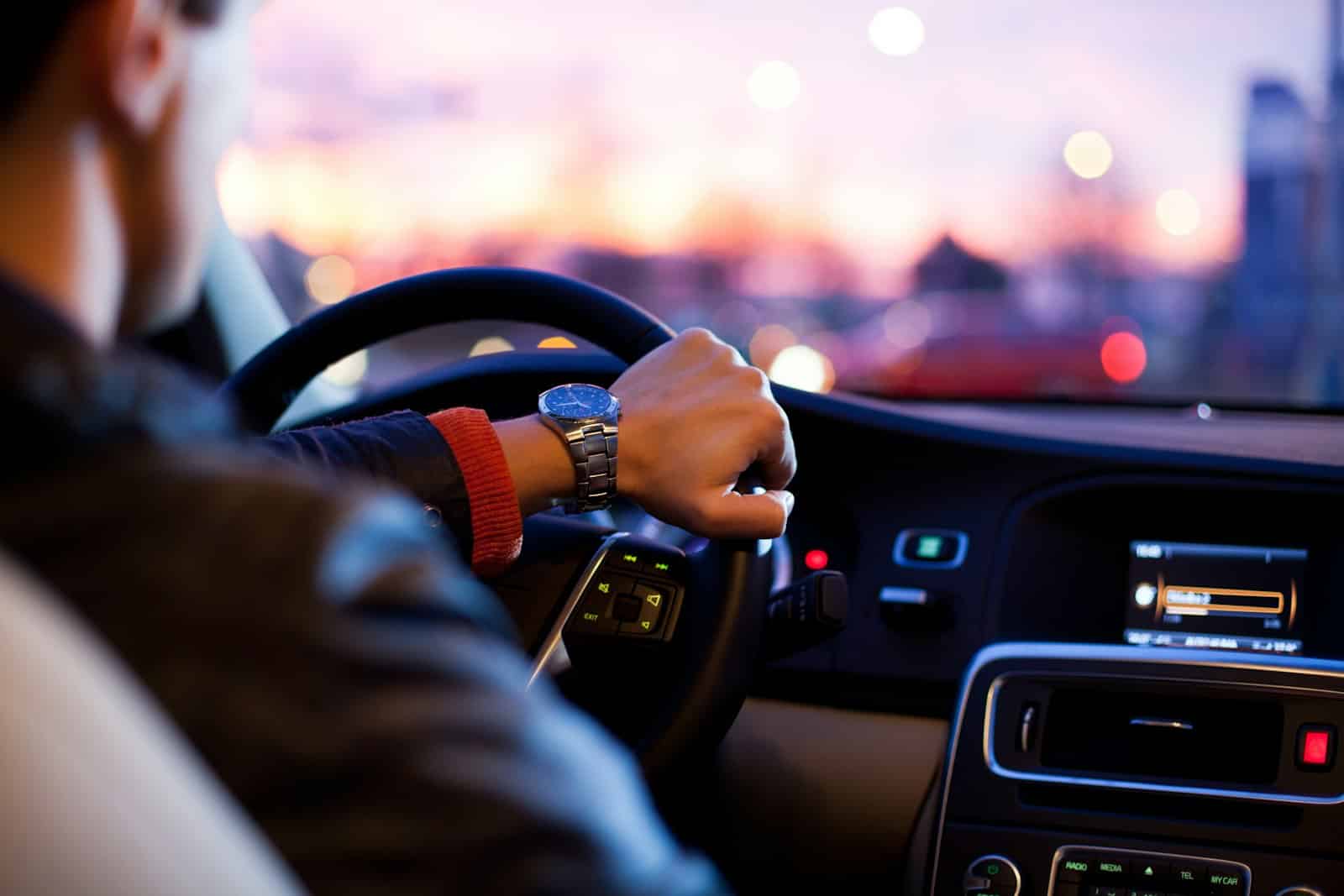 Licencia de conducir en Saltillo 2026: precio, requisitos y cómo tramitarla 1 Persona sosteniendo una licencia de conducir frente a un automóvil, representa el trámite de licencia de conducir en Saltillo Coahuila ante la SIDUM