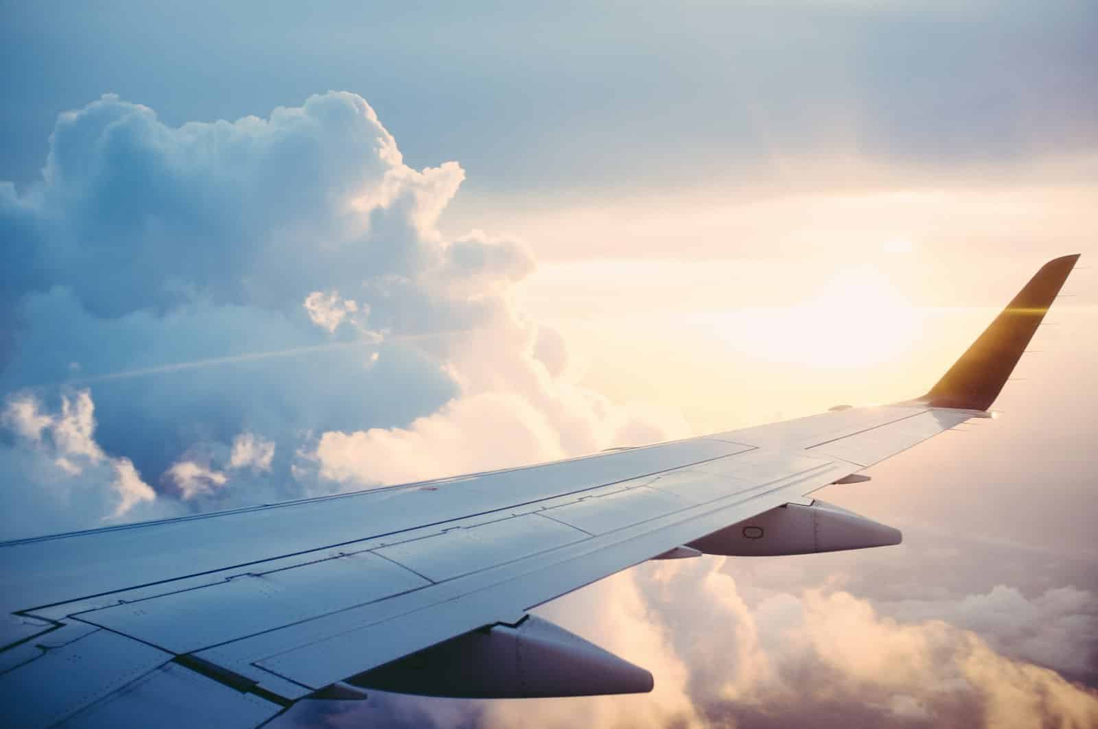 Avión despegando en pista de aeropuerto al atardecer, ilustra el Aeropuerto Internacional Plan de Guadalupe de Saltillo Coahuila