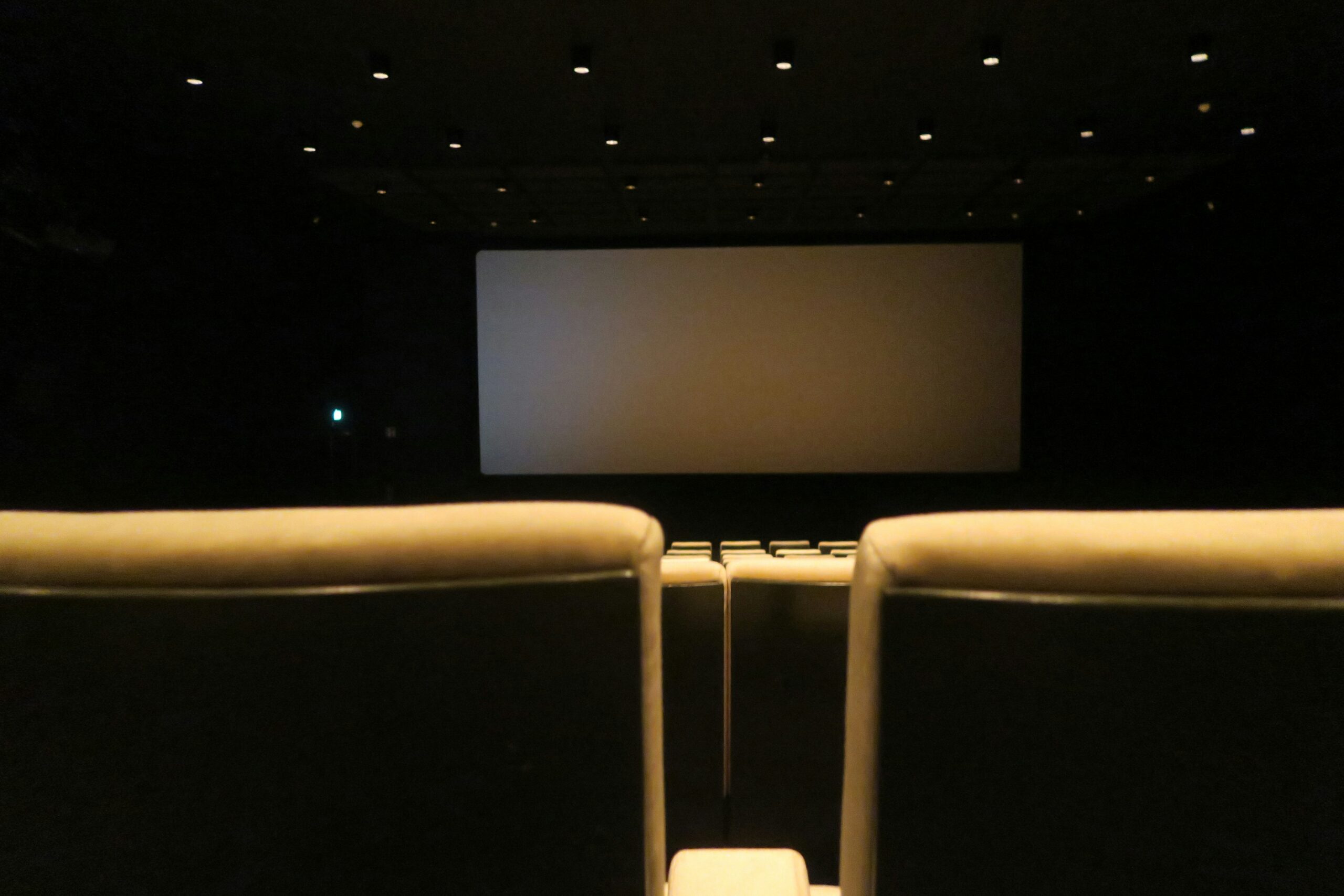 Cines en Saltillo: guía completa de todos los complejos, formatos y zonas 1 Sala de cine con butacas rojas vacías frente a la pantalla, representa los cines en Saltillo Coahuila