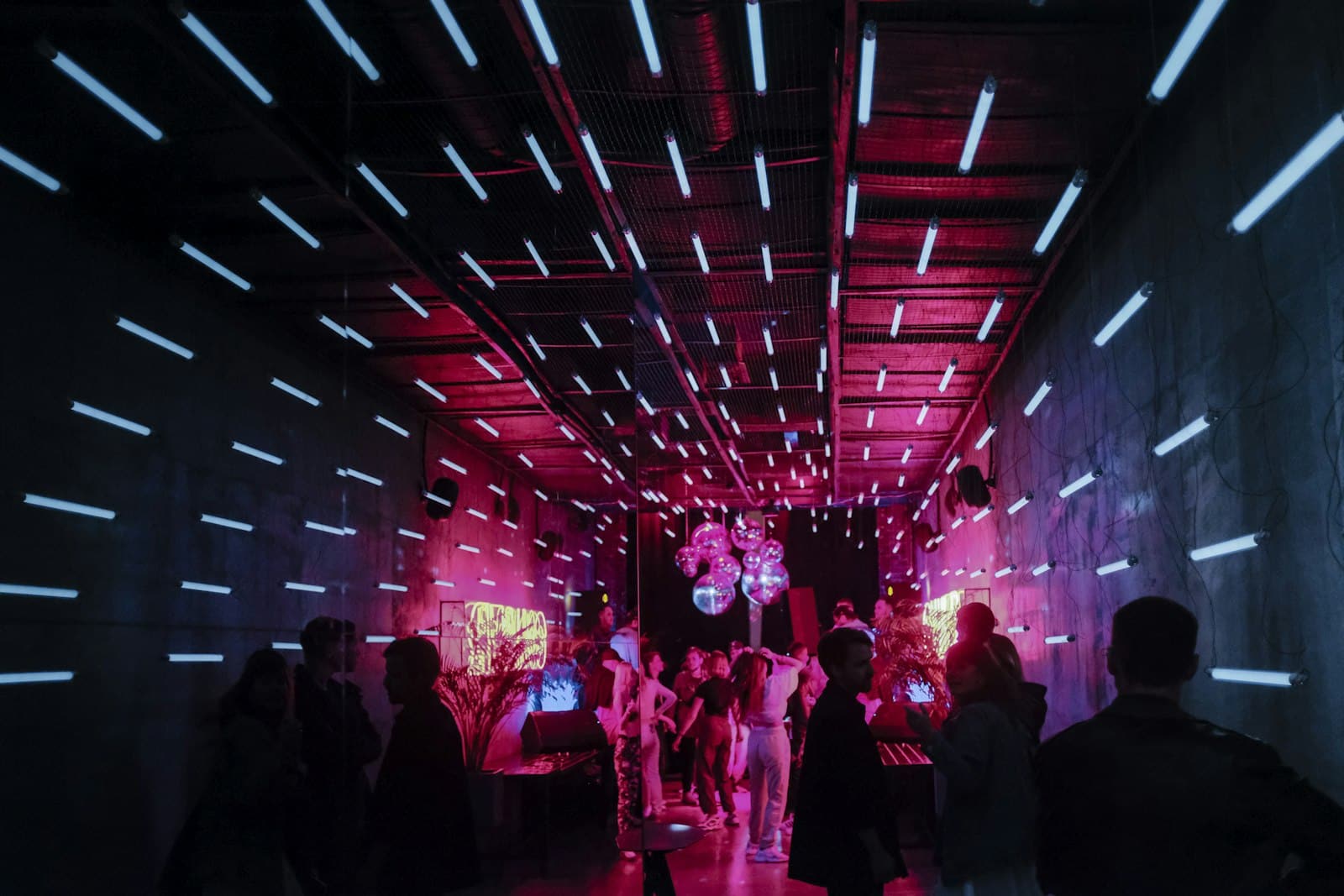 Antros en Saltillo: los mejores para bailar y la guía de la noche (2026) 1 Pista de baile con luces y ambiente nocturno en un antro de Saltillo, Coahuila