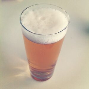 Cerveza en vaso pinta — bares cantinas y antros en Saltillo Coahuila 2026