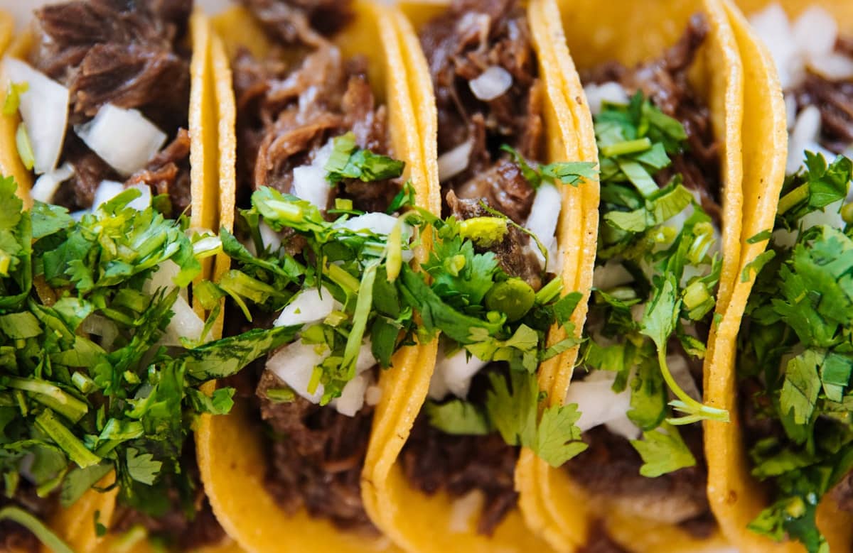 Carnitas Lindo Michoacán en Saltillo: tacos, gorditas y sabor de Michoacán en tu ciudad 1 Carnitas estilo Michoacán servidas en tacos con cilantro y cebolla en Saltillo