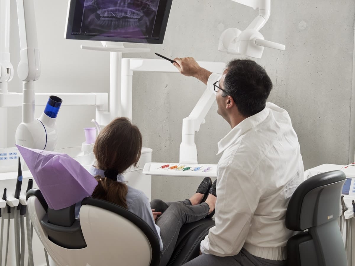 Dentistas en Saltillo: Odontólogos y Clínicas Dentales Recomendados 1 Dentista atendiendo a un paciente en una clínica dental en Saltillo