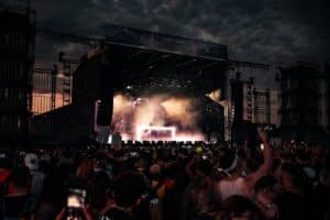 Eventos en Saltillo este fin de semana Público disfrutando un concierto de noche, referencia de eventos en Saltillo
